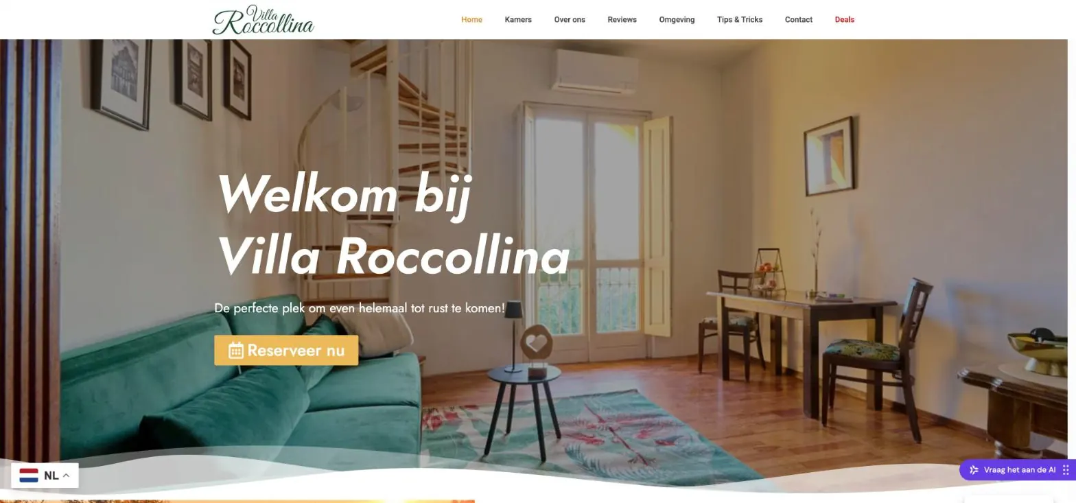 Screenshot van villaroccollina.com: De homepage opent met de villa zelf en één duidelijke knop: Reserveer nu.